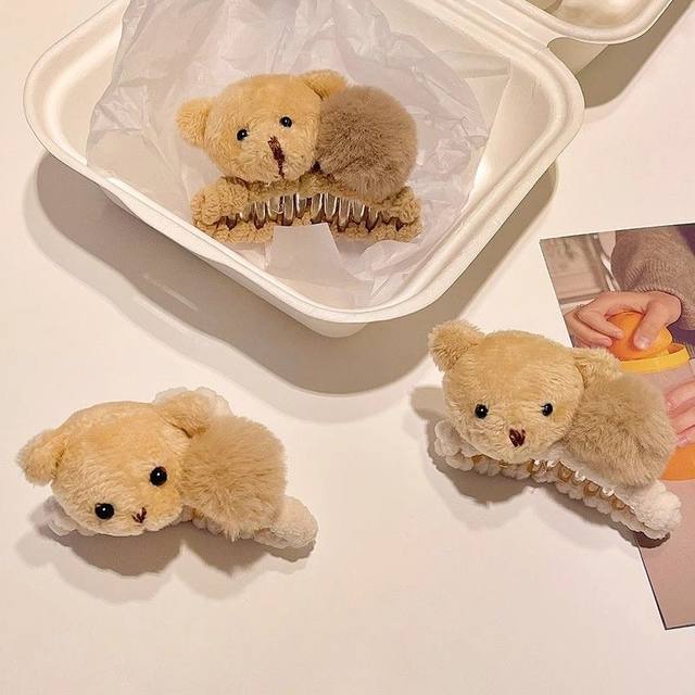 Bear fur ball hairpin female forehead bangs clip headwear 2024 new small grabber cartoon cute plush hairpin