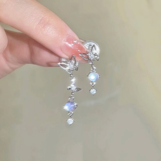 You can wear butterfly ear clips without ear piercings Six pairs of mosquito coil plate without ear piercings Niche flower asymmetry for women