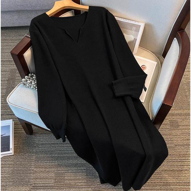 300Jin [Jin is equal to 0.5kg] Extra large size knitted bottoming dress for women in autumn and winter 200 fat mm plus fat loose slimming with coat and long skirt