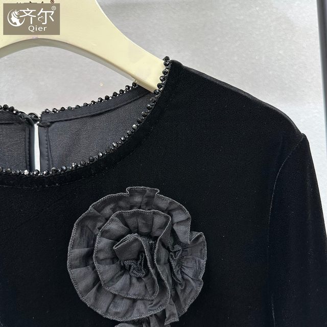 
Middle-aged and elderly women's velvet tops 2025 autumn new Chinese style three-dimensional flower exquisite large size tops trendy