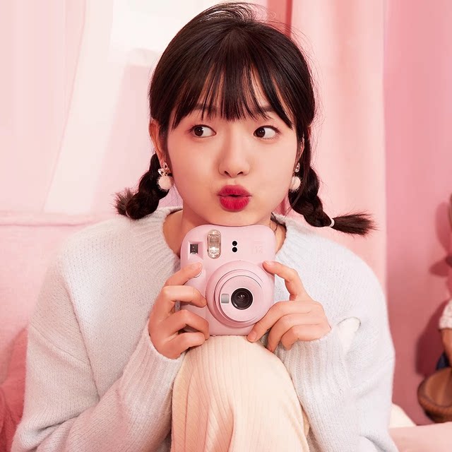 Fujifilm Polaroid mini12 comes with beauty film, cute mini camera for male and female students