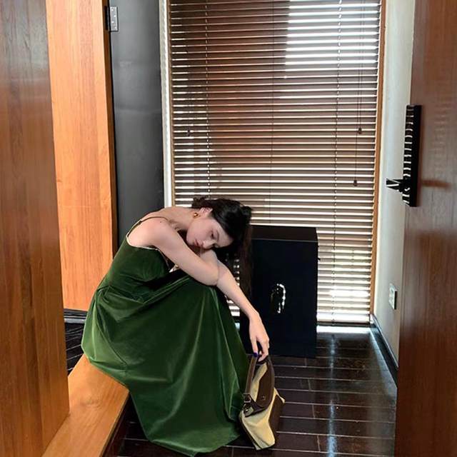 2025 autumn and winter versatile large size women's French retro suspender long skirt velvet edge birthday party dress