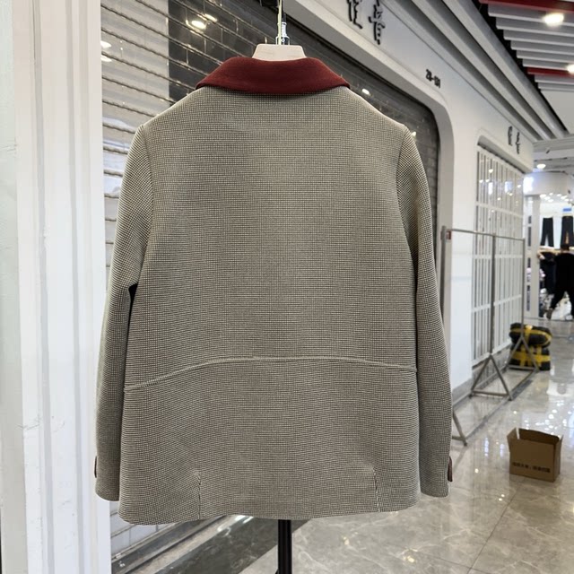 Fashionable mother's lapel small fragrance style 2025 autumn and winter short jacket age-reducing style contrasting color loose middle-aged and elderly tops