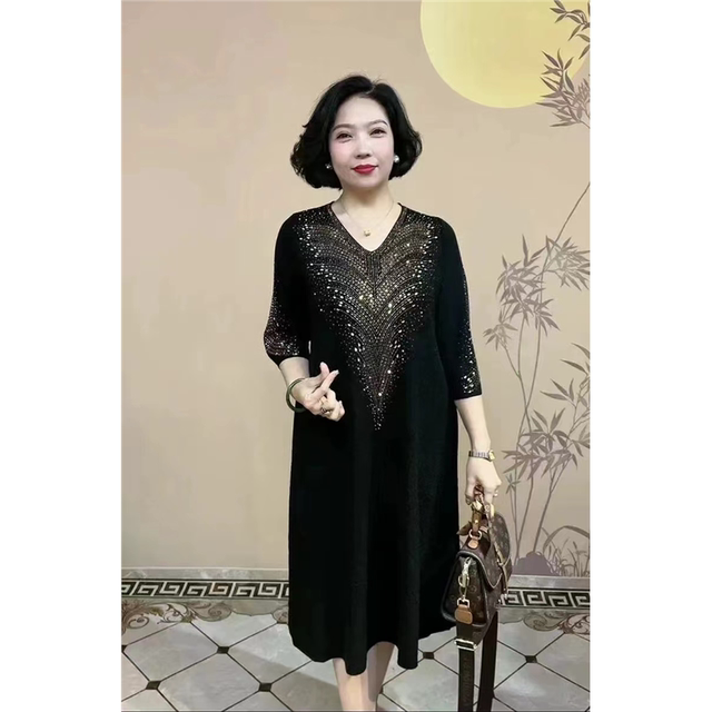 Autumn and winter high-end mother's wear V-neck knitted dress loose belly-covering large size mid-length sweater dress with three-quarter sleeves