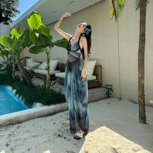 2025 new swimsuit women's high-end style body dress style bikini pure desire Sanya photo hot spring vacation swimsuit