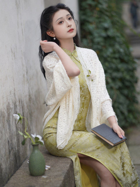 Knitted shawl with cheongsam outside 2025 new retro Republican style literary girl short cardigan jacket