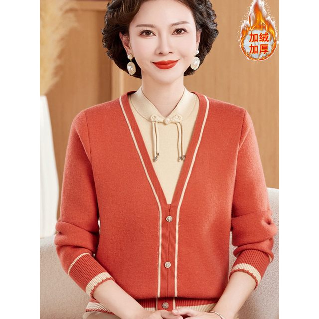 
Middle-aged and elderly women's winter clothing, Chinese style plus velvet thickened sweaters, Western-style mother-in-law clothes, winter holiday two-piece sweaters