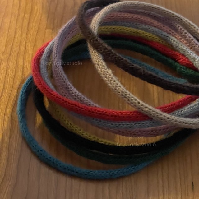 Very plain and stylish. The narrow version is very Korean. Gentle woolen hairband. Simple four-season thin headband hairpin for women.