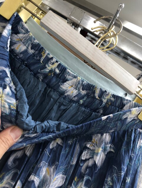 High-end blue 2025 spring new fashionable and versatile elastic waist printed pleated skirt skirt women's midi skirt