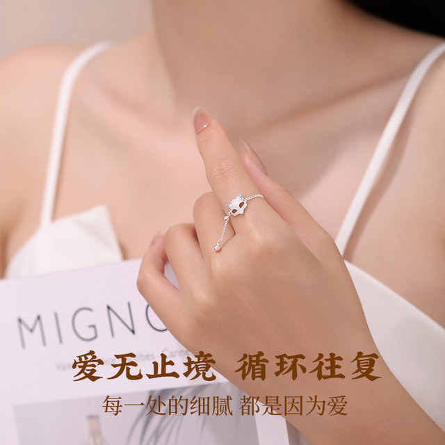 
Pure silver fox mask bell ring carries the auspicious blessings of the fox and is a creative gift