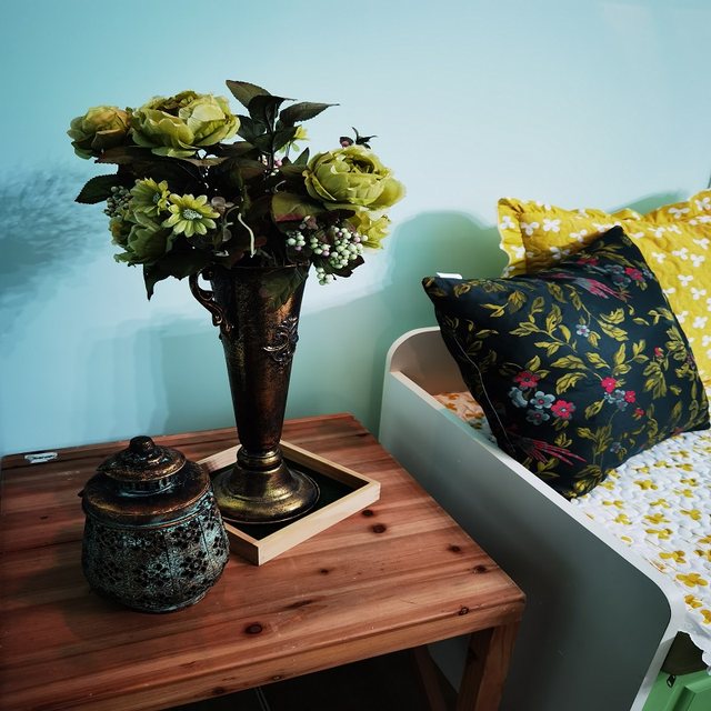 A large collection of unique items - American home garden decorations, iron art, wooden distressed crafts, gardening groceries, hanging ornaments