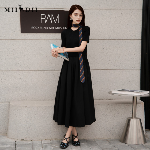 Answer to the mystery black dress 2025 spring new product elegant slim knitted long skirt short sleeves 251MZ0400
