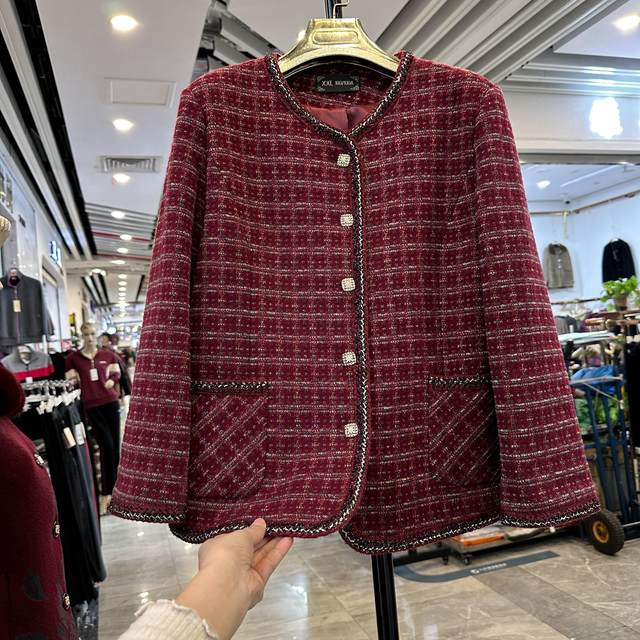 Fashionable mother's style small fragrant style short coat 2025 spring and autumn new style foreign style middle-aged woolen coat top