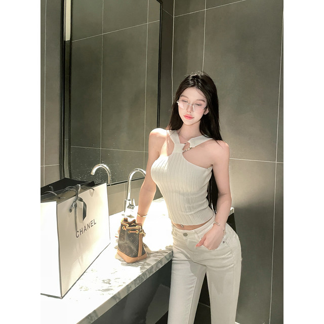 
Dust Deng Deng knitted halter top for women 2025 autumn and winter new sexy inner tube top short camisole