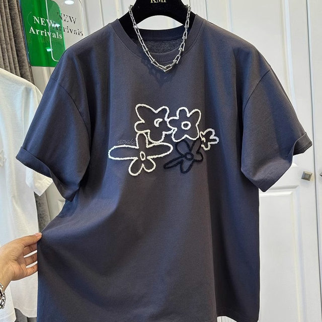 
Large size fat mm simple black round neck embroidered flower short-sleeved T-shirt women's top loose and fashionable and versatile summer new style