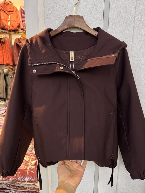 Fashionable mother's outfit velvet hooded jacket 2025 winter thickened windproof top temperament age-reducing outer jacket