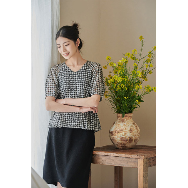 Light autumn retro v-neck black and white plaid short-sleeved top loose rag-shoulder T-shirt for women 2024 new style 4B41510