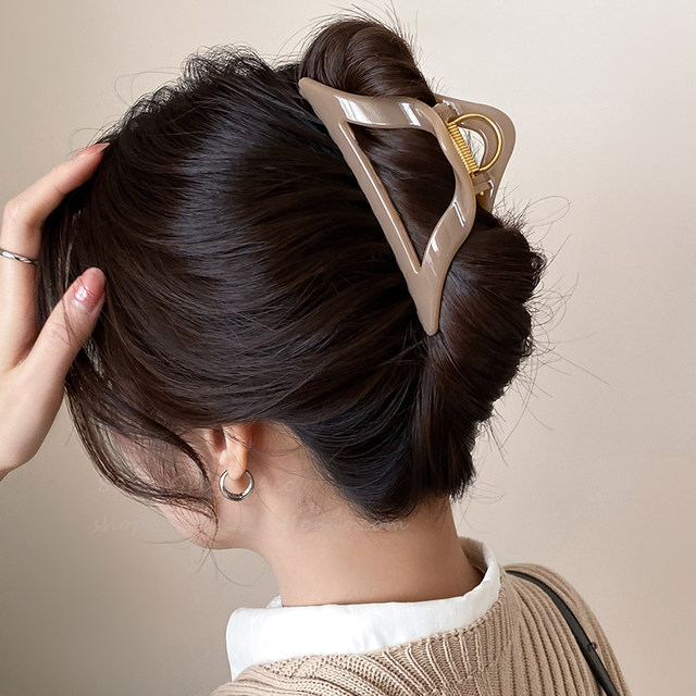 Simple and versatile geometric hollow triangle large hair clip for women fashion high-end hair clip niche shark clip
