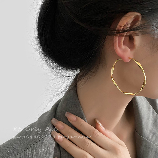 Mobius European and American atmosphere large ear ring earrings Female round face is thin and high -end sensor niche design earrings