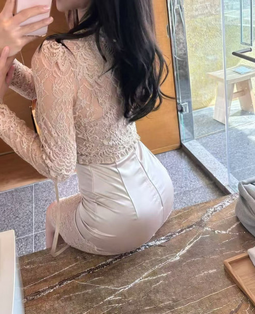 Korean-French light luxury early spring sexy dyed lace shawl satin mid-length skirt suspender set
