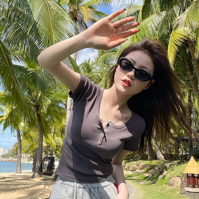 Light gray large neckline front shoulder short-sleeved T-shirt for women 2025 summer new high-end short round neck slim body
