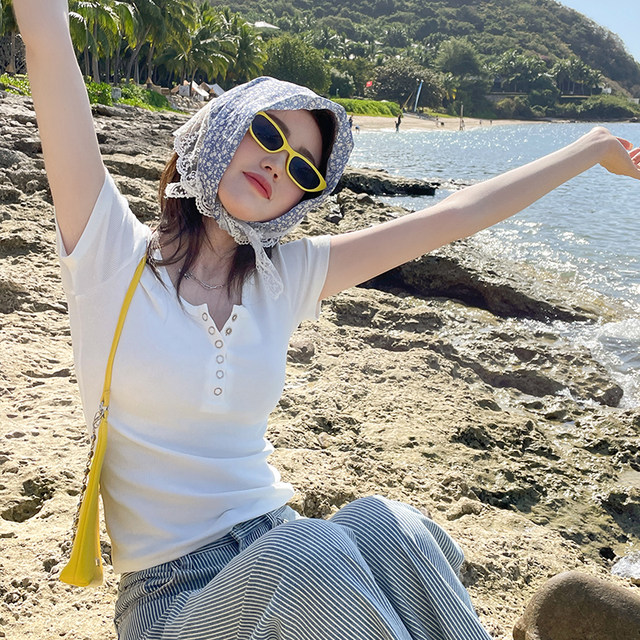 Light gray large neckline front shoulder short-sleeved T-shirt for women 2025 summer new high-end short round neck slim body

