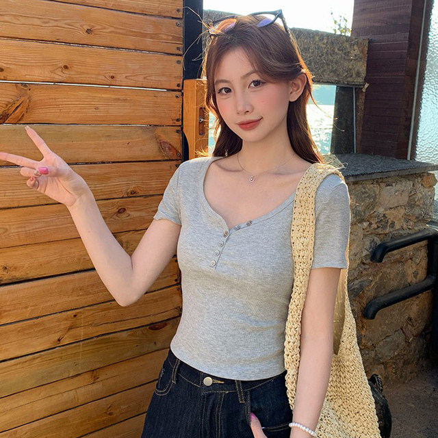 Red short V-neck front shoulder short-sleeved T-shirt women's new summer 2025 new slim and unique beautiful half-sleeved top