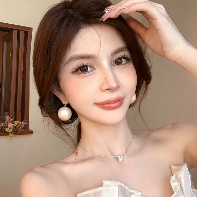 Hong Kong style retro exaggerated pearl earrings women's earrings niche unique design earrings European and American cold style earrings