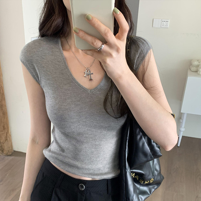 Soft and pure gray temperament V-neck skin-friendly knitted sleeveless vest T-shirt for women's new summer and autumn slim top