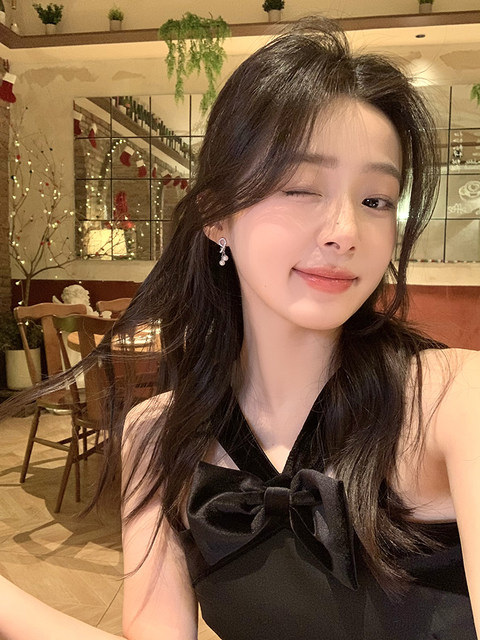 Korean style flash zirconium pearl earrings for women, light luxury and high-end earrings, unique and beautiful temperament, non-pierced ear clip earrings