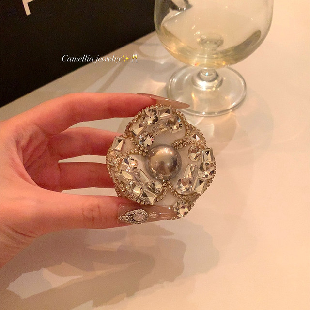 French style camellia brooch women's high-end corsage light luxury fashion temperament sweater pin accessories