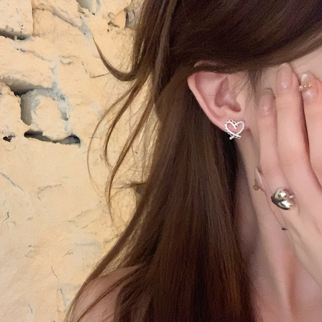 Korean hollow love lace edge pearl earrings for women with light luxury high-end temperament unique and beautiful earrings