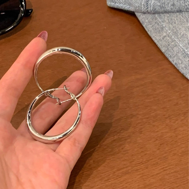 
Xu me dazzling Zhao Lusi and Xu Yan's same style silver plain large earrings for women, high-end earrings, temperament earrings and earrings