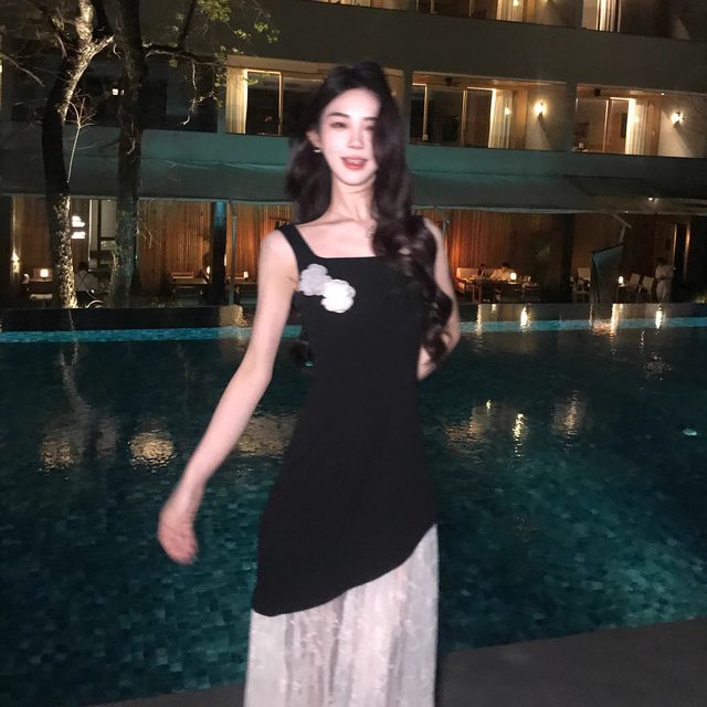 Muzi Li's Li 2025 French square collar sleeveless dress for women in summer black sexy contrasting color slinging suspender skirt