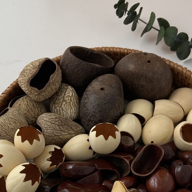 Natural fruit shell DIY material package plant fruit shell rattle handmade pendant wind chime bead black fruit water bead copper