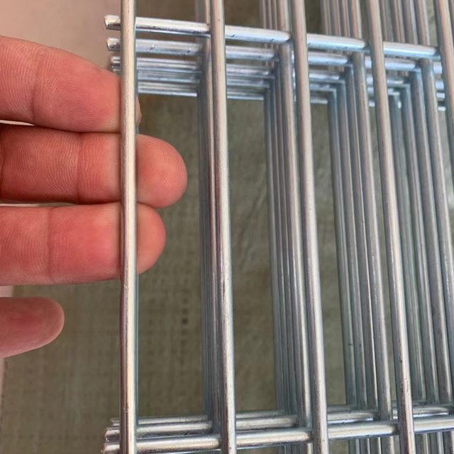 Galvanized iron wire welded mesh breeding fence protective mesh dog cage pigeon shed leakage mesh long hole mesh metal isolation