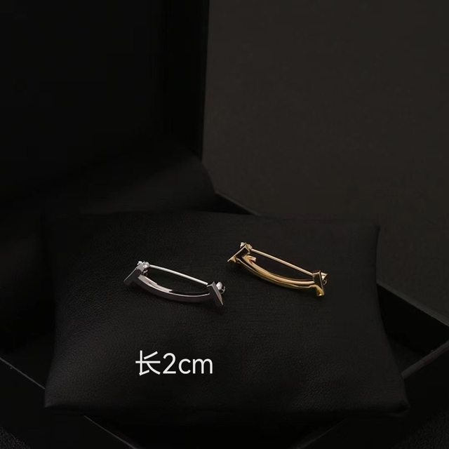 Cute Japanese simple smiling face brooch for women, high-end temperament, fixed collar, anti-exposure buckle, small pin accessories
