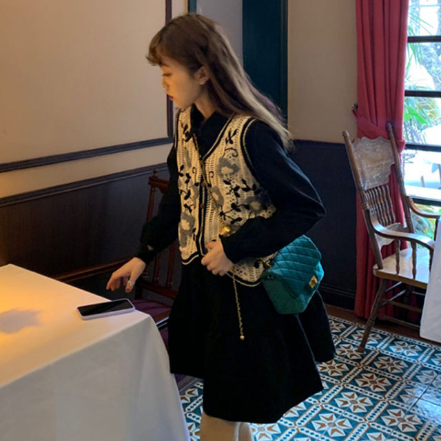 Large size women's clothing 2025 new versatile hook vest + ruffled slim dress Fat sister's fashionable suit
