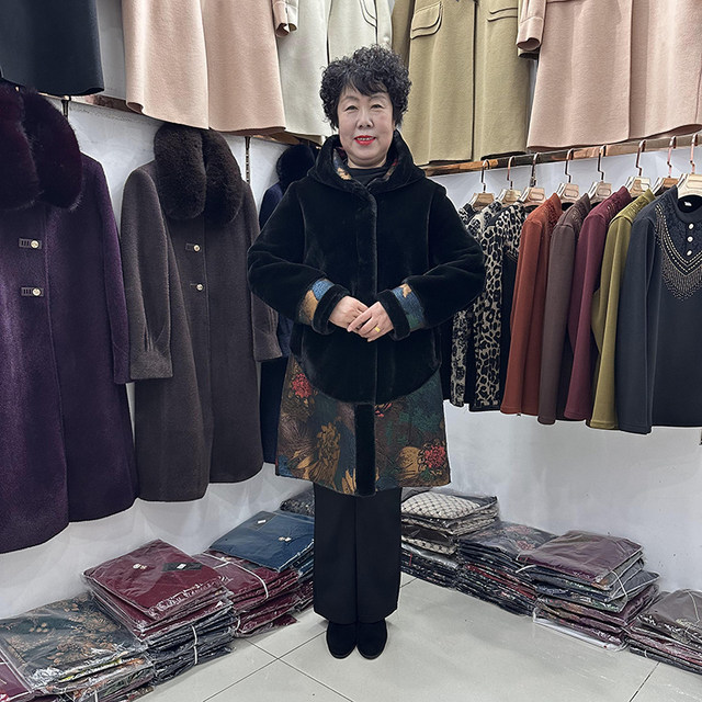 High-end double-sided fashionable mother's winter thickened and warm mink velvet jacket for women with hooded fur all-in-one new