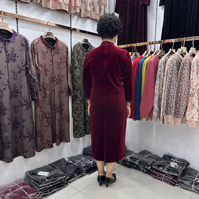 High-end gold velvet cheongsam mother's dress 2024 new autumn and winter grandma's wedding dress can be worn at ordinary times