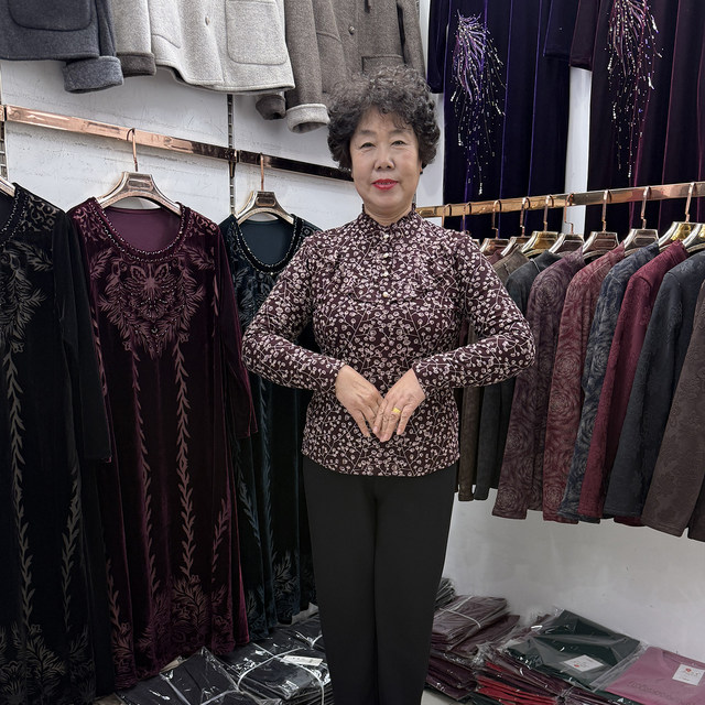 
Middle-aged and elderly winter stand-up collar lace velvet bottoming shirt for small women 2025 warm and versatile long-sleeved T-shirt