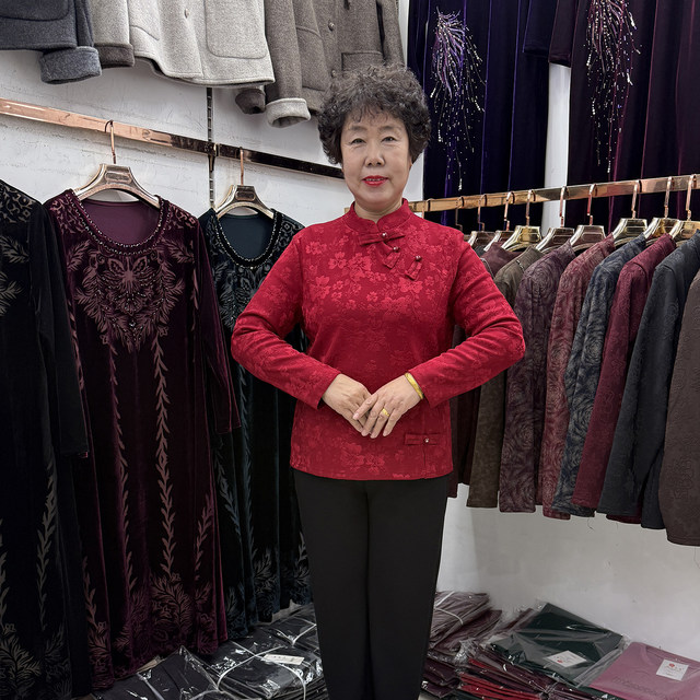 Middle-aged mother autumn and winter new national style jacquard plus velvet bottoming shirt for women 2025 plate buckle warm long-sleeved T-shirt inner wear