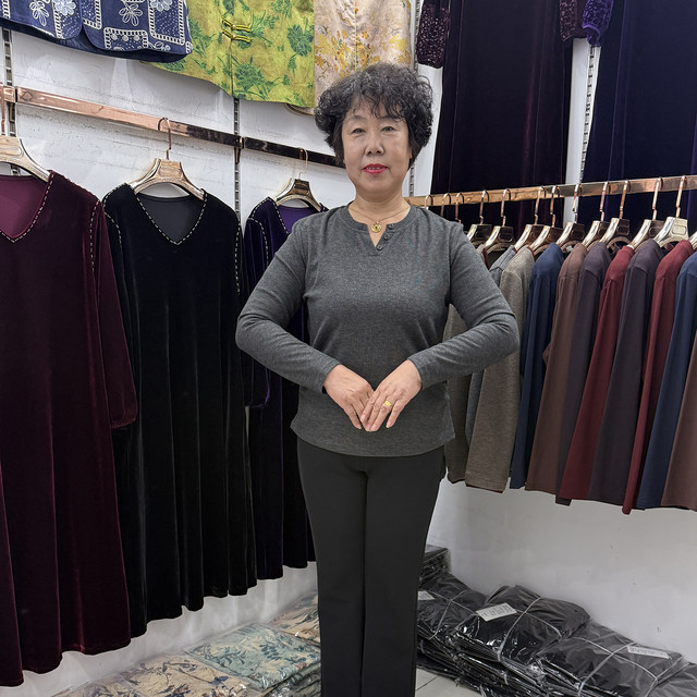
Middle-aged mothers' autumn new V-neck long-sleeved T-shirt for women 40-50 years old solid color inner bottoming shirt black to make them look thin