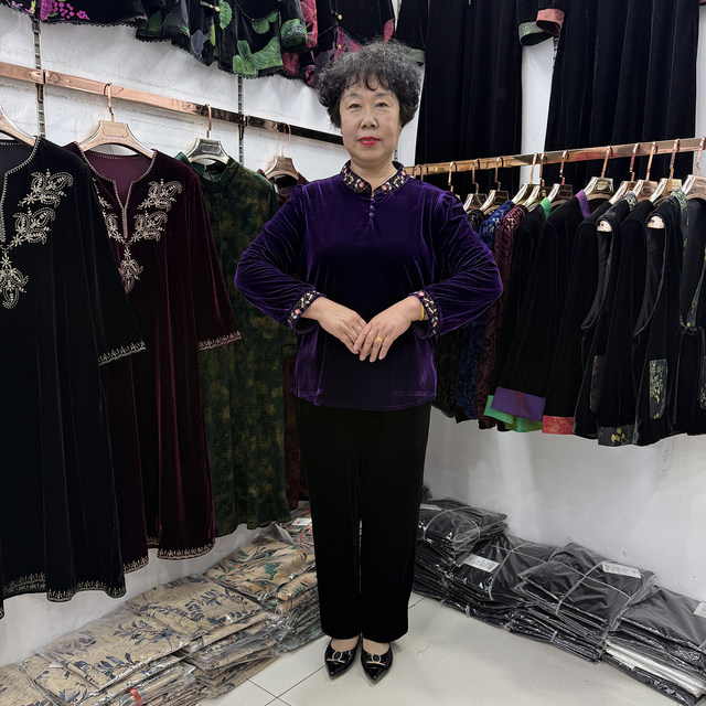 
Middle-aged mother autumn and winter Chinese style velvet embroidered long-sleeved base shirt 2025 stand collar fashionable grandma casual two-piece set