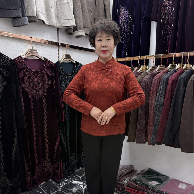 Middle-aged mother autumn and winter new national style jacquard plus velvet bottoming shirt for women 2025 plate buckle warm long-sleeved T-shirt inner wear