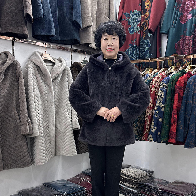 High-end middle-aged mother winter mink velvet coat women's short 2023 hooded style age-reducing fur one-piece coat