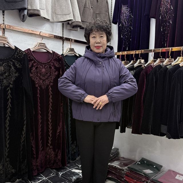 
Middle-aged and elderly women's casual hooded velvet windbreaker jacket for small mothers, warm, thick, jacket and cotton padded winter clothing