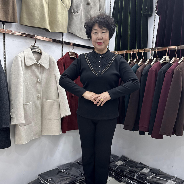 Mom's winter clothing with fungus collar and velvet to keep warm and stylish bottoming shirt for women 40-50 years old pullover long-sleeved T-shirt with coat