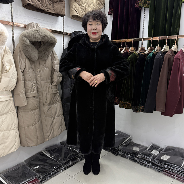 Noble Mom's new winter hooded fur one-piece mink velvet coat for women over 50 years old, warm and reversible