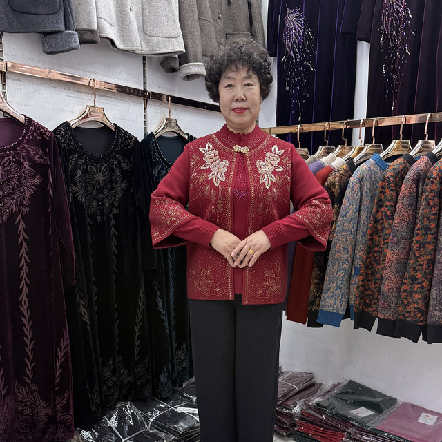 Middle-aged mother autumn and winter new fashion two-piece set women's perm cardigan short 2025 wide lady sweater knitted